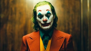 O νέος «Joker» δεν αστειεύεται καθόλου και γίνεται η κορυφαία comic book movie όλων των εποχών!