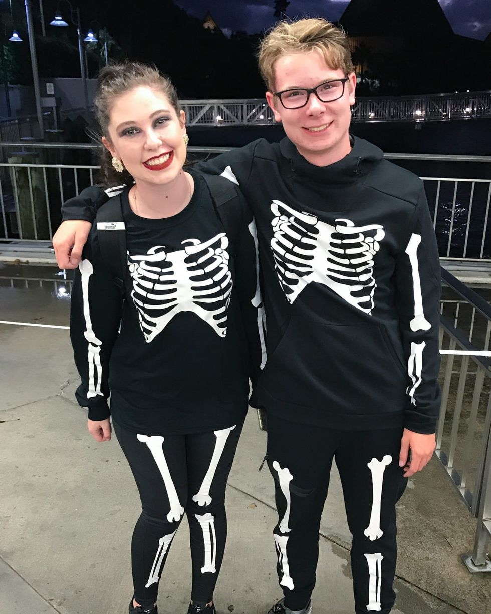 last-minute-halloween-costumes-skeleton-1660684966.jpg