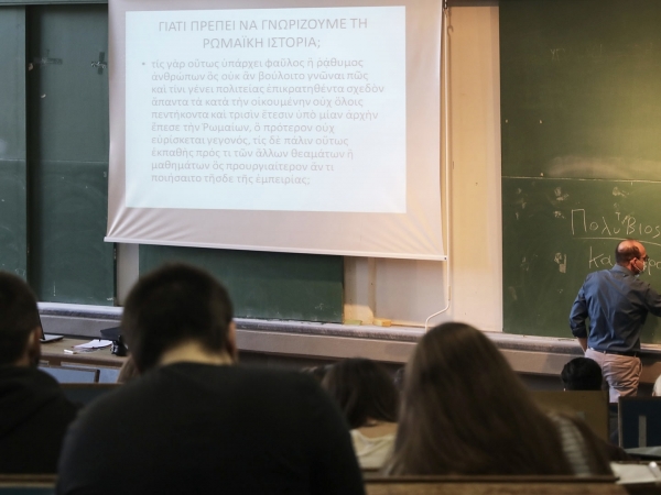 Αδειάζουν από φοιτητές τα ΑΕΙ