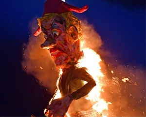 Πατρινό καρναβάλι: Εντυπωσιακή η τελετή λήξης -Έκαψαν τον βασιλιά Καρνάβαλο, χορός ως το ξημέρωμα [εικόνες]