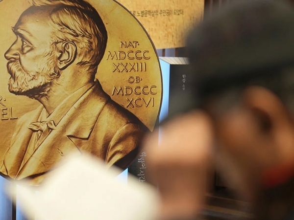 Σε Αμερικανούς και Ιάπωνες επιστήμονες το Νόμπελ Ιατρικής 2025 για την έρευνα ανοσιακής ανοχής