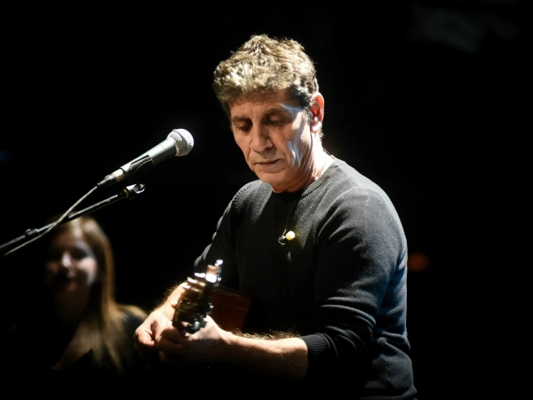 Ο Σωκράτης Μάλαμας εξηγεί γιατί συμμετέχει στη συναυλία για τα Τέμπη