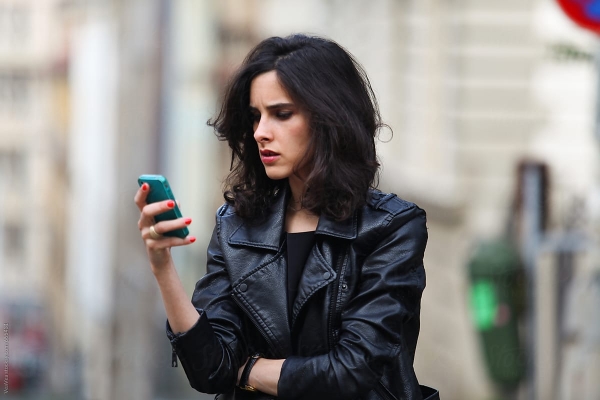 Γιατί «κολλάμε» με αυτόν που δεν απαντάει στα μηνύματα; Υπάρχει επιστημονική εξήγηση!