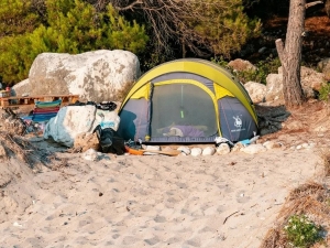 Αντί για staycation, μήπως καλύτερα να ανοίξει η συζήτηση για το ελεύθερο κάμπινγκ στην Ελλάδα;
