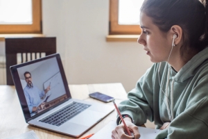 Δυσκολεύεσαι να συγκεντρωθείς στα online μαθήματα; 7 tips για να την παλέψεις!
