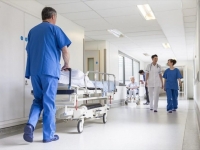 Νοσοκομεία: Το σύνδρομο burnout «καίει» το ΕΣΥ – Έξι στους δέκα νέους γιατρούς θέλουν να φύγουν από την Ελλάδα