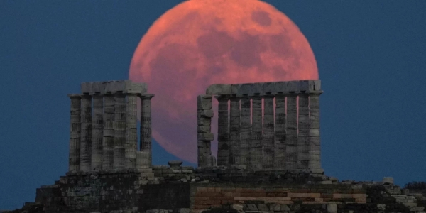 «Φεγγάρι της Φράουλας»: Πότε θα φωτίσει τον ουρανό η πρώτη πανσέληνος του καλοκαιριού