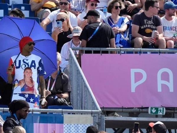 Snoop Dogg: Από λαμπαδηδρόμος της ολυμπιακής φλόγας, «τσιρλίντερ» των Αμερικανών αθλητών
