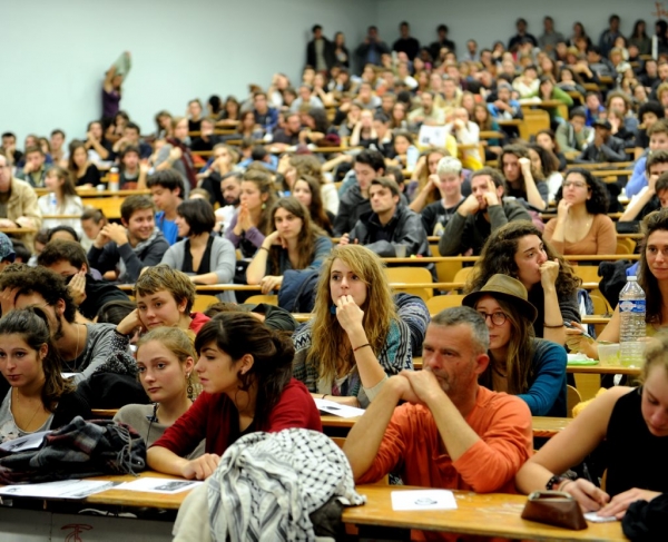 Δύο φοιτητές και ένας διδάσκων σε τμήμα ΤΕΙ