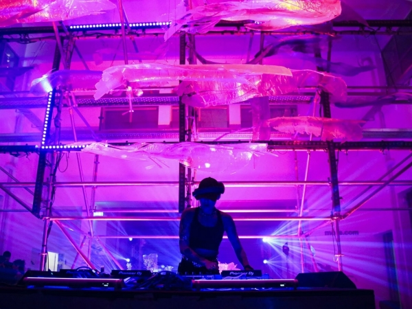 Δύο μέρες, δεκάδες DJ sets και τα γλυπτά του Takis: Τα highlights του Borderline Festival 2025