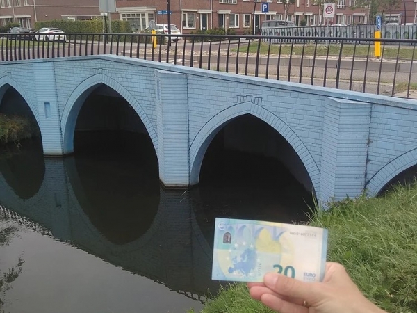 Εκεί θα δεις και τις 7 γέφυρες των χαρτονομισμάτων του ευρώ, το αστείο που έγινε πραγματικότητα