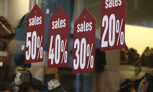 Καταργούνται οριστικά οι ενδιάμεσες εκπτώσεις – Δείτε από πότε και γιατί