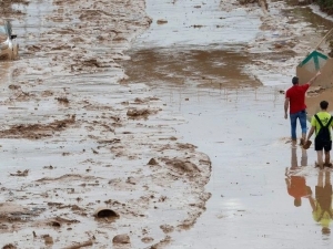 Ισπανία: 205 οι νεκροί από τις πλημμύρες - Εγκαταλείπουν μαζικά τη Βαλένθια προς Μαδρίτη