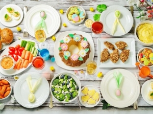 Τι να προσέξεις στο πασχαλινό τραπέζι ώστε να αποφύγεις τη δυσφορία από το υπερβολικό φαγητό