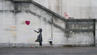 Banksy: Ο διασημότερος «βάνδαλος» του κόσμου μάς συστήνεται