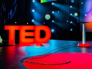 Ξέρουμε ποια TED Talks πρέπει να ακούσεις για να αλλάξεις ριζικά τη ζωή σου προς το καλύτερο