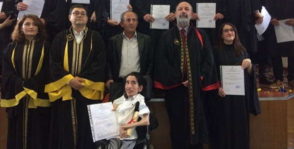 Σείστηκε από χειροκρότημα το αμφιθέατρο για τον αριστούχο της Πολυτεχνικής Σχολής