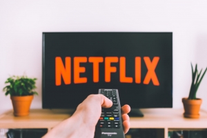 Το Netflix μειώνει τις μηνιαίες τιμές του για να μη χάσει χρήστες!