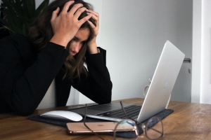 Τι είναι το doxxing και γιατί τα περισσότερα θύματα είναι γυναίκες