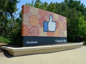 Κάποιοι νιώθουν να τους προσβάλει το “Thumbs – up” emoji, μα τι τους έχει πιάσει