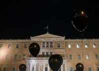 Τραγωδία στα Τέμπη: Με μαύρα μπαλόνια και κεριά αποχαιρετούν τα θύματα στο Σύνταγμα (ΕΙΚΟΝΕΣ)