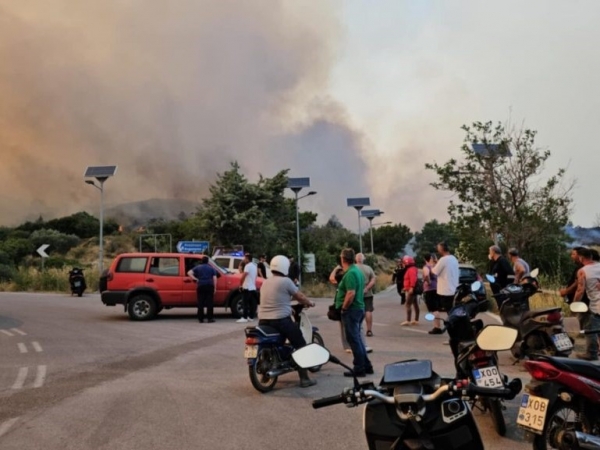 Πύρινος εφιάλτης στη Χίο – Eκκενώθηκαν 16 οικισμοί
