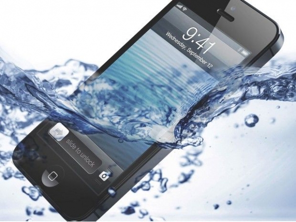 Τι μπορείς να κάνεις αν σου πέσει το κινητό στο νερό