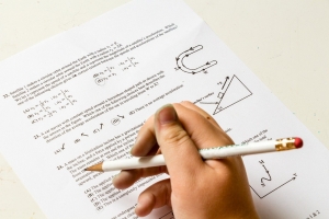 Πανελλαδικές Εξετάσεις: Για καλά διαβασμένους μαθητές τα Μαθηματικά – Τα θέματα και οι απαντήσεις