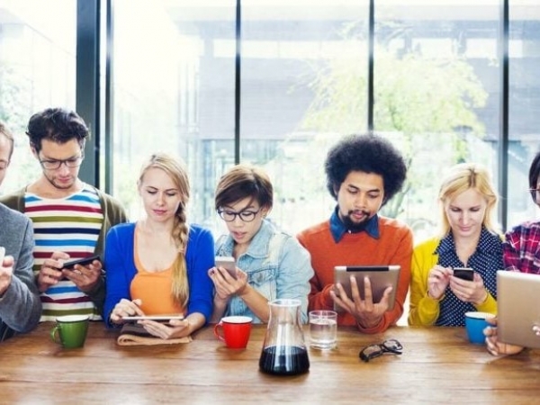 Gen Z : «…και δεν σηκώνουν το τηλέφωνο» – Έξι εργασιακές συμπεριφορές που τρελαίνουν τους παλαιότερους