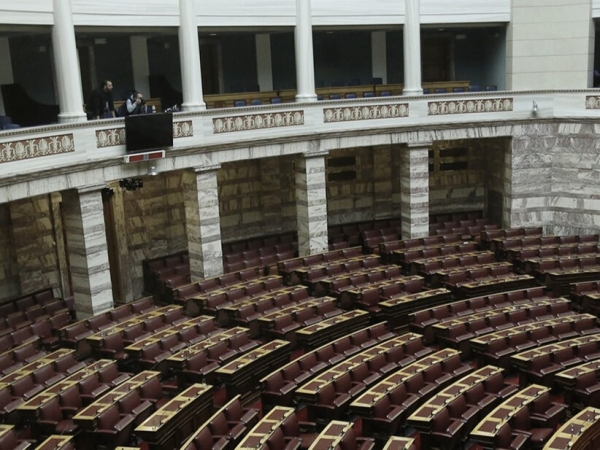 Για Λίγους και Εκλεκτούς: Πώς οι Απονευρωμένοι Θεσμοί και το Κρατικό Χάος μας Τσακίζουν