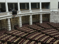Για Λίγους και Εκλεκτούς: Πώς οι Απονευρωμένοι Θεσμοί και το Κρατικό Χάος μας Τσακίζουν