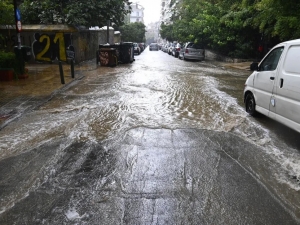 Προβλήματα από τις καταιγίδες σε Αττική, Εύβοια: Πλημμύρες, φωτιές από κεραυνούς και απεγκλωβισμοί