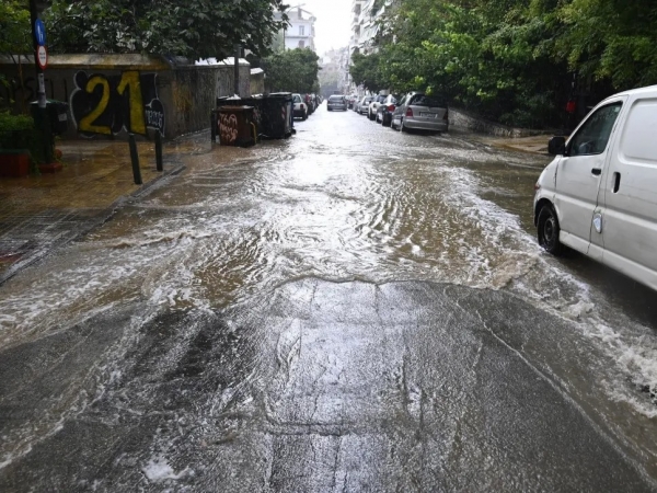 Προβλήματα από τις καταιγίδες σε Αττική, Εύβοια: Πλημμύρες, φωτιές από κεραυνούς και απεγκλωβισμοί
