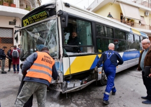 Αιγάλεω: Σύγκρουση λεωφορείων κοντά στο πανεπιστήμιο δυτικής Αττικής