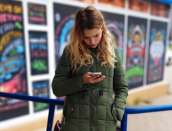 6 μηνύματα που θα λάβεις στο κινητό σου όταν μια κοπέλα «δεν έχει τίποτα»