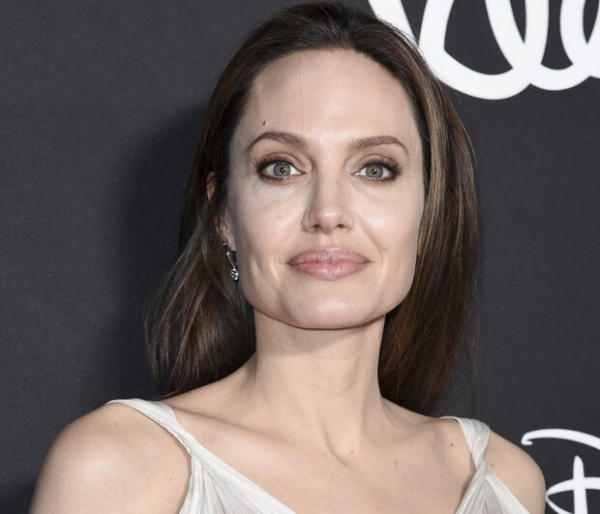 Angelina μου τι σου συνέβη; Είναι αυτή η πιο μίζερη εμφάνιση της Jolie;
