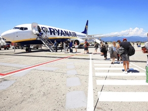 H Ryanair καταργεί τα γραφεία check-in από την άνοιξη, μόνο ηλεκτρονικά τα εισιτήρια