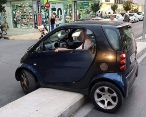 Έλλην οδηγός καταφέρνει εντυπωσιακό “παρκάρισμα-τραμπάλα” πάνω σε νησίδα και ο κόσμος τον αποθεώνει