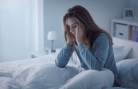 Ξυπνάς με άγχος; 6 τεχνικές που θα σε βοηθήσουν να έχεις καλύτερο ύπνο, σύμφωνα με ειδικό