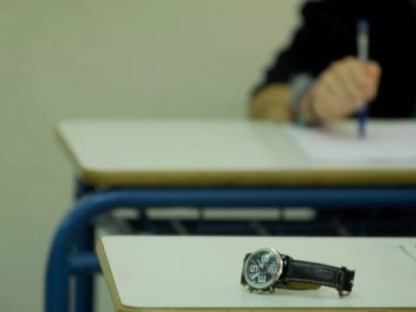 Καταγγελία γονέα ότι στις Πανελλαδικές το ρολόϊ της αίθουσας έδειχνε λάθος ώρα στην οποία στηρίχτηκε το παιδί του