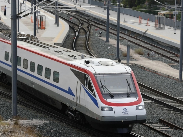 Συρμός προαστιακού μπήκε στη γραμμή του Μετρό: «Ο ρυθμιστής κυκλοφορίας έκανε λάθος, ο μηχανοδηγός παραβίασε 2 φωτοσήματα»