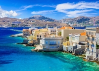 Ξεχάστε τη Μύκονο και τη Σαντορίνη – Η Σύρος είναι ο απόλυτος προορισμός για φέτος το καλοκαίρι