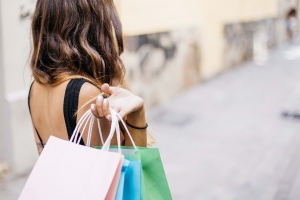 Ξεκινούν οι χειμερινές εκπτώσεις – Ανοιχτά καταστήματα και την Κυριακή 16/1!