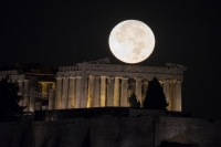 Ολόγιομο το φεγγάρι στον ουρανό της Αθήνας