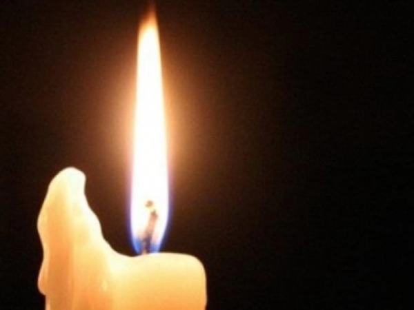 Η άτυχη εκπαιδευτικός μητέρα δύο παιδιών, αισθάνθηκε αδιαθεσία και έχασε τις αισθήσεις της ενώ στο σημείο βρισκόντουσαν κι άλλοι συνάδελφοι και μαθητές.