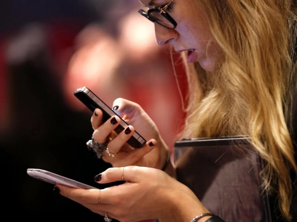 Ειδικοί εντόπισαν το επικίνδυνο παράσιτο που απειλεί την ανθρωπότητα, είναι το… κινητό τηλέφωνο