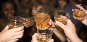 Lockdown και αλκοόλ: ποιοι καταναλώνουν περισσότερο;