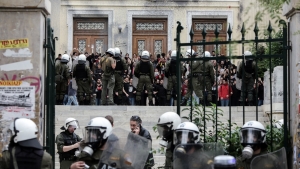 Επεισόδια &amp; χημικά στην ΑΣΟΕΕ: Πορεία προς το Πολυτεχνείο από φοιτητές