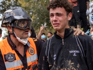 Οργή, απόγνωση και «έκρηξη» αλληλεγγύης στη Βαλένθια - Σοροί ανασύρονται από τα συντρίμμια