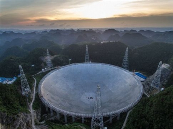 Η Κίνα βάζει την τελευταία πινελιά στο μεγαλύτερο ραδιοτηλεσκόπιο του κόσμου